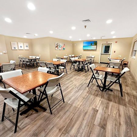 Estherville Hotel & Suites Экстерьер фото