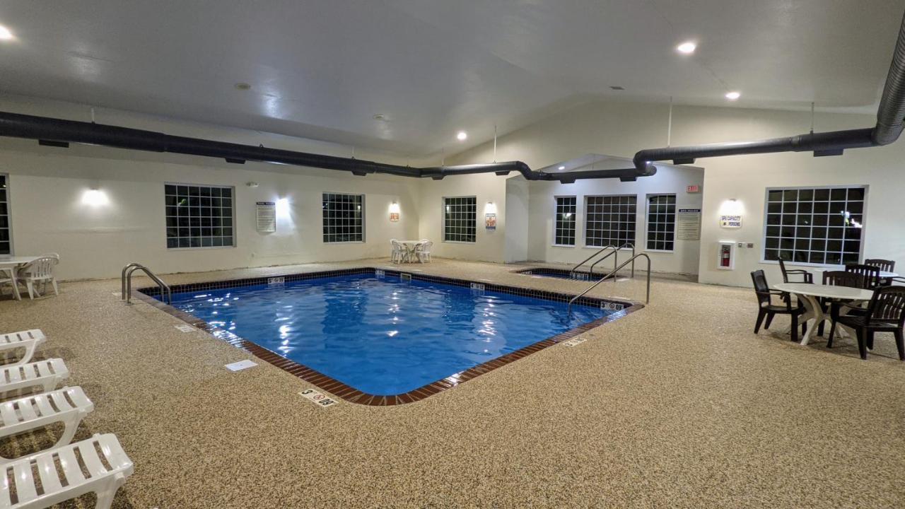Estherville Hotel & Suites Экстерьер фото