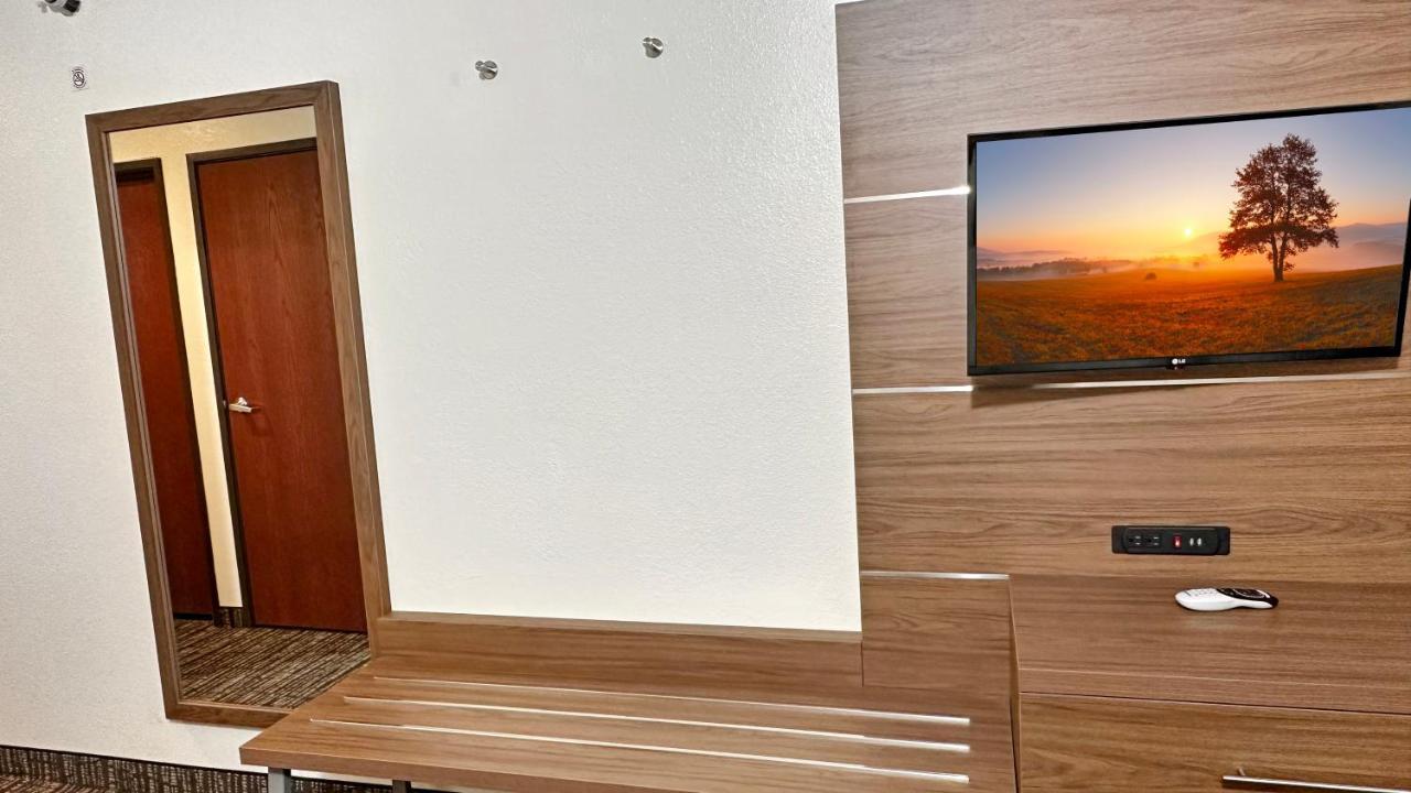 Estherville Hotel & Suites Экстерьер фото
