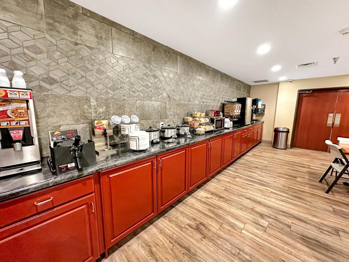 Estherville Hotel & Suites Экстерьер фото