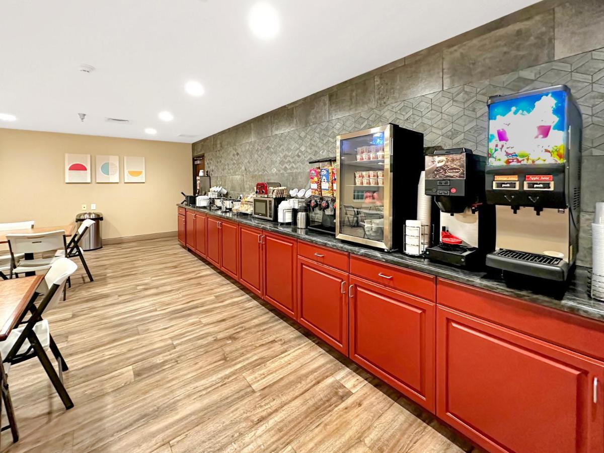 Estherville Hotel & Suites Экстерьер фото