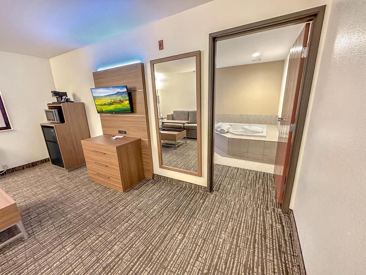 Estherville Hotel & Suites Экстерьер фото