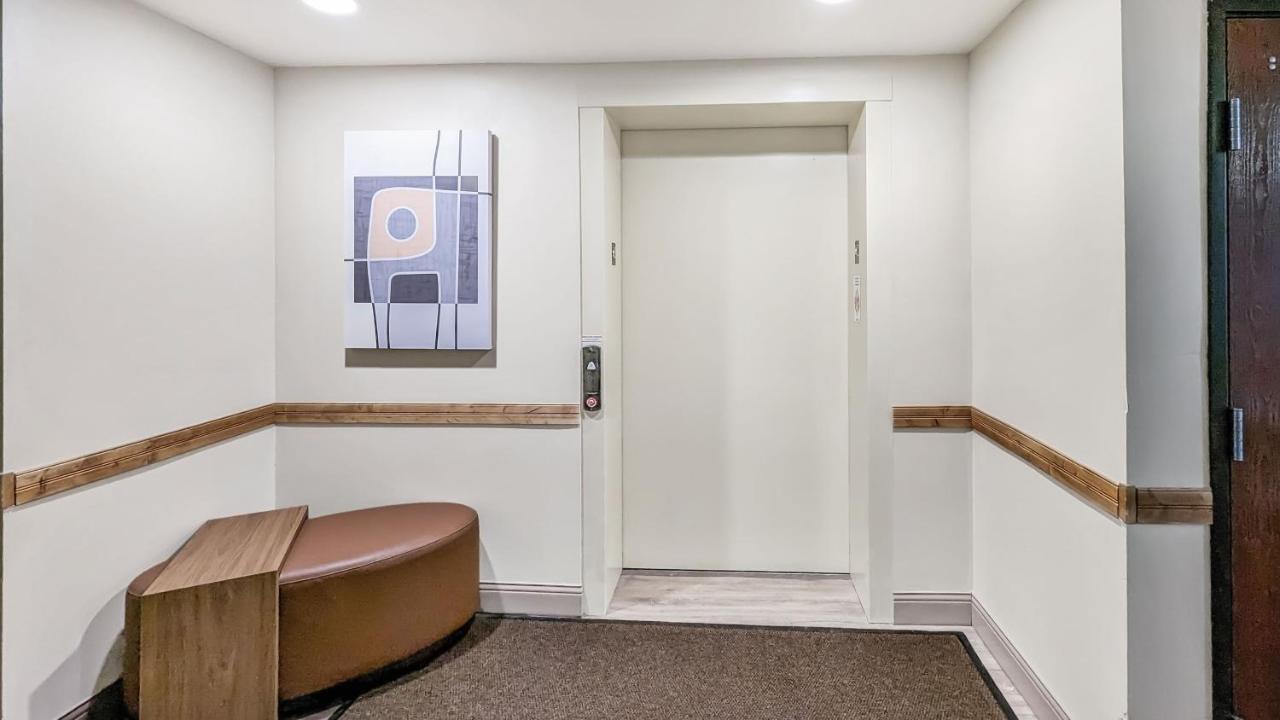 Estherville Hotel & Suites Экстерьер фото