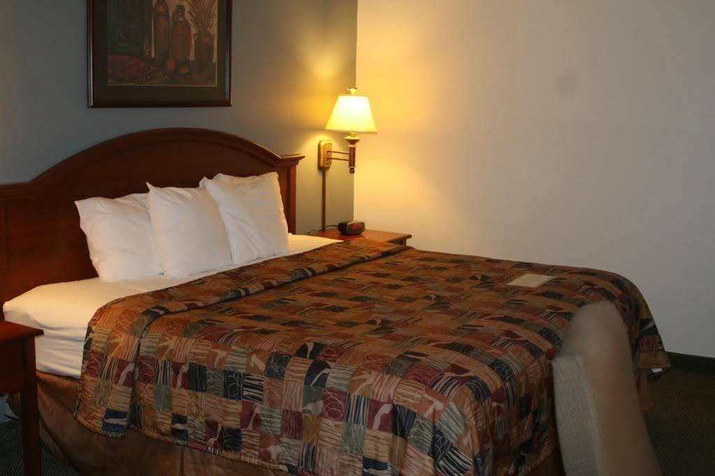 Estherville Hotel & Suites Экстерьер фото